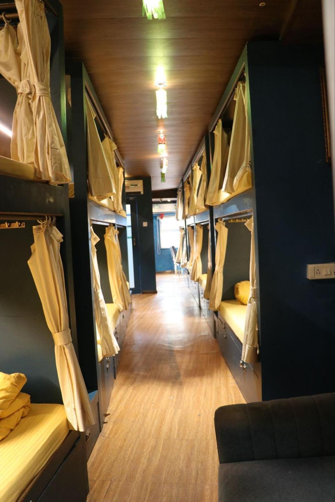 Sinhassan Dormitory Hostel Juhu Bombay Esterno foto
