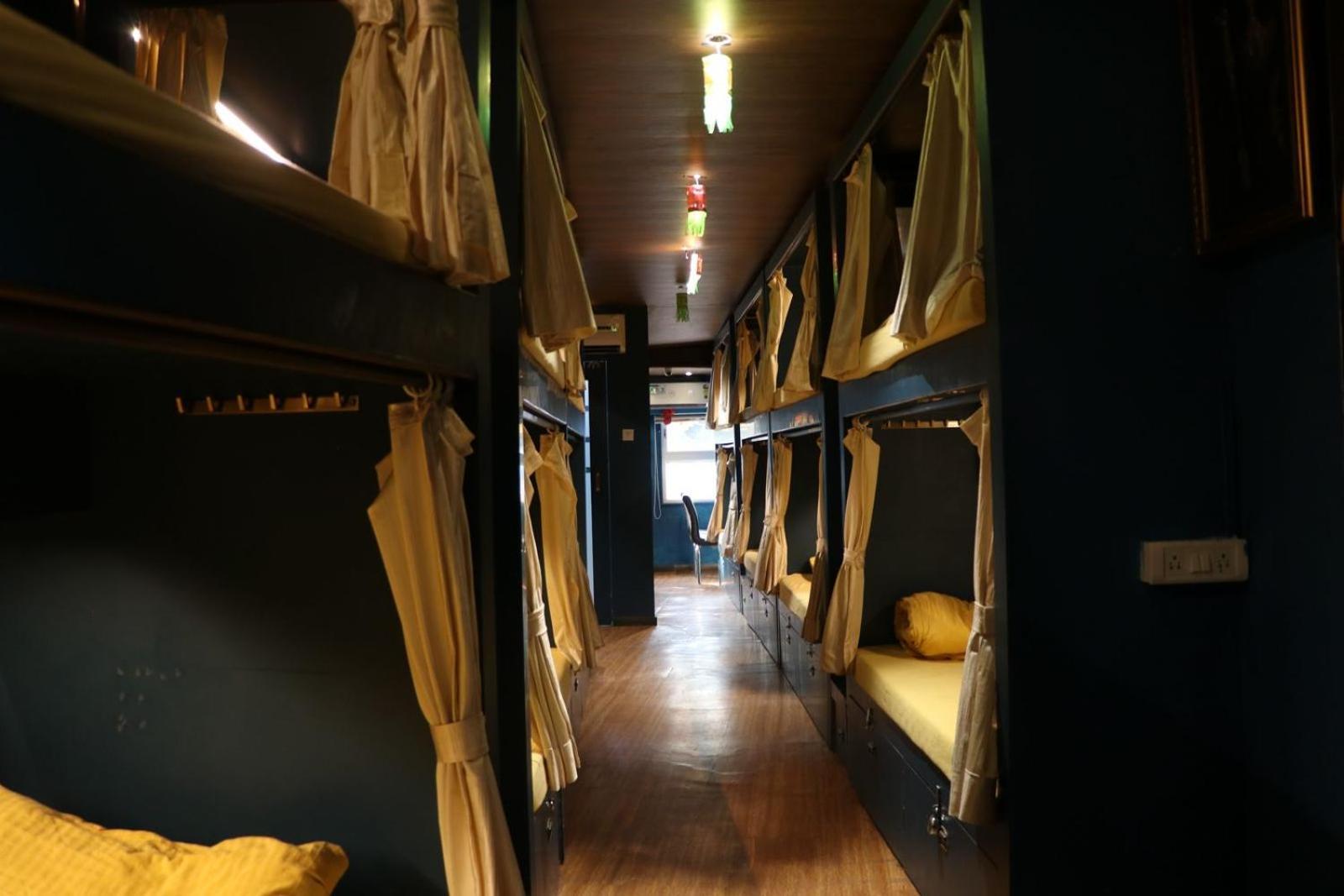 Sinhassan Dormitory Hostel Juhu Bombay Esterno foto