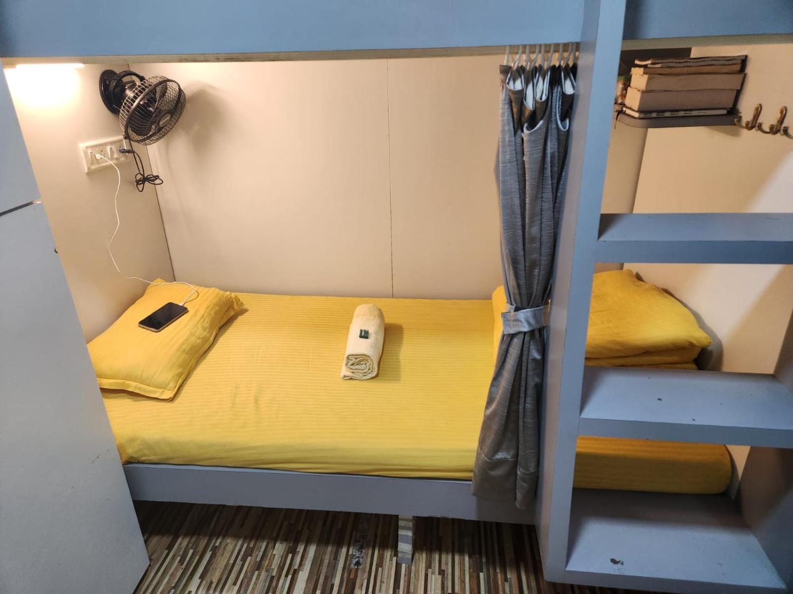 Sinhassan Dormitory Hostel Juhu Bombay Esterno foto
