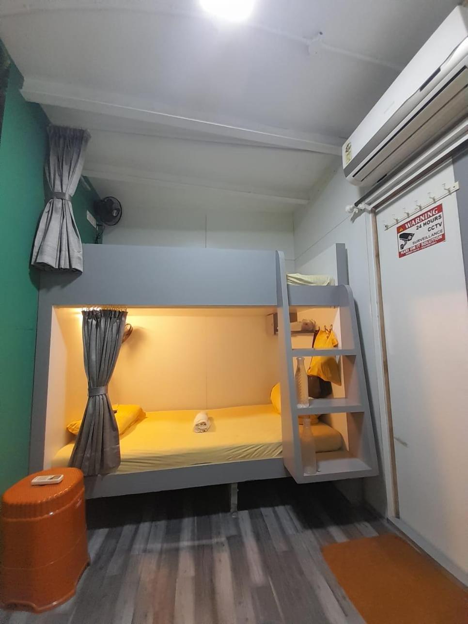 Sinhassan Dormitory Hostel Juhu Bombay Esterno foto