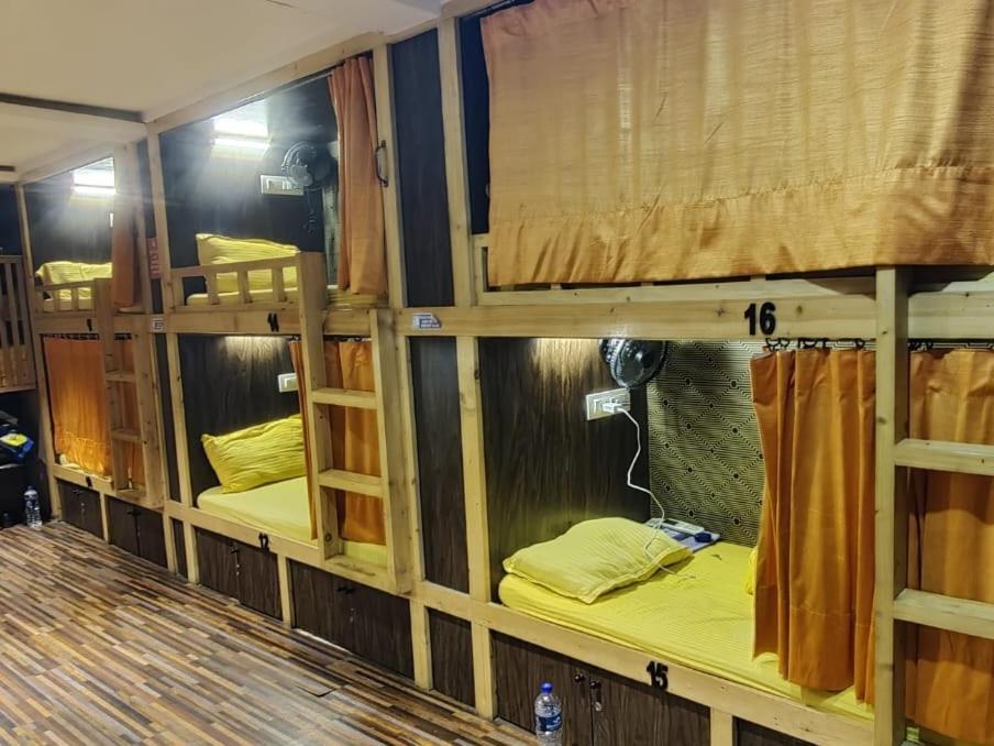 Sinhassan Dormitory Hostel Juhu Bombay Esterno foto